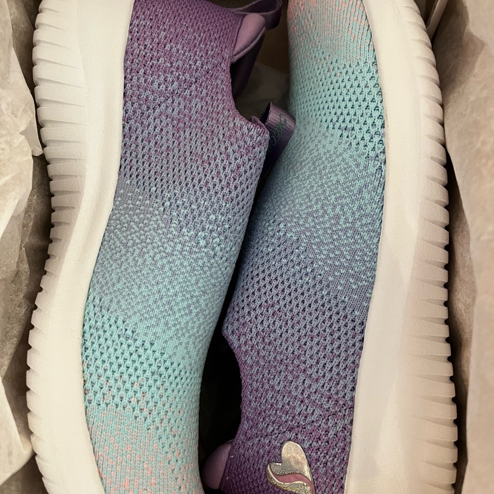 New in box Girls Skechers stretch fit